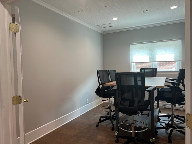 More Photos Of 250 W Pennsylvania Ave, Southern Pines Office For Lease