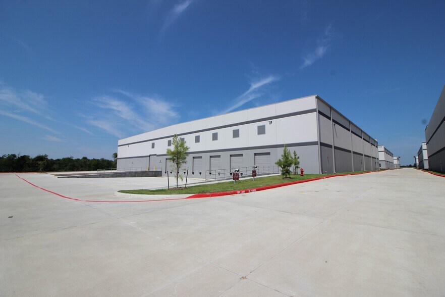 More Photos Of 7228 E Freeway, Baytown, TX 77521, USA Fwy, Baytown Distribution For Sale