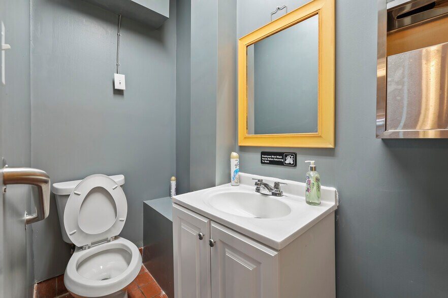 More Photos Of 1701 Pine Ave, Niagara Falls Restaurant For Sale