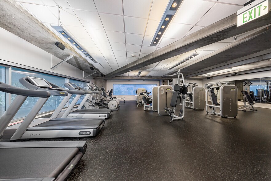 More Photos Of 2501 N Harwood St, Dallas Office For Sale