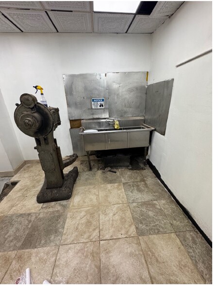 More Photos Of 726 Courtlandt Ave, Bronx Restaurant For Lease