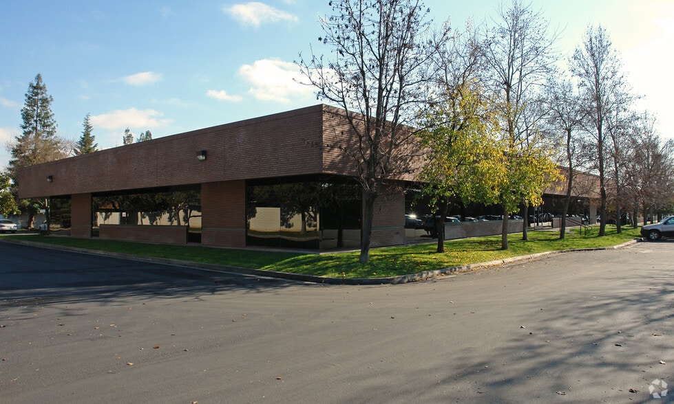 More Photos Of 7010 N Marks Ave, Fresno Unknown For Lease