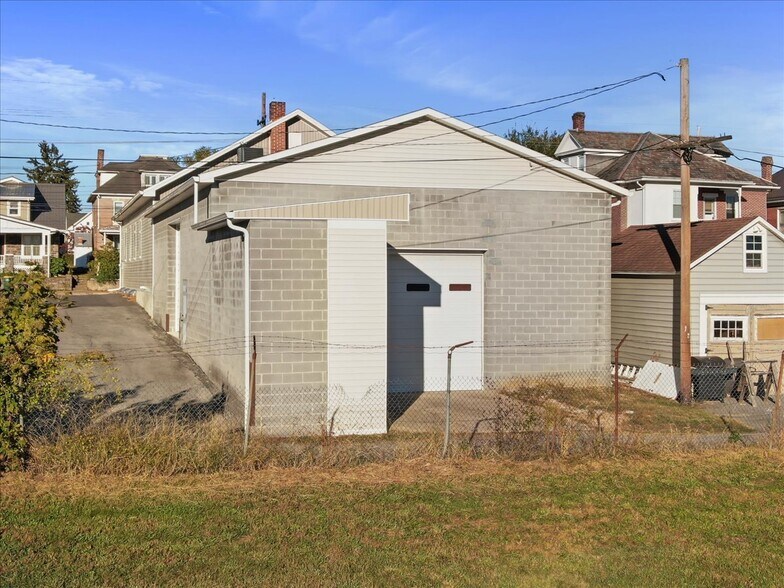 More Photos Of 128 W 3rd St, Waynesboro Freestanding For Sale