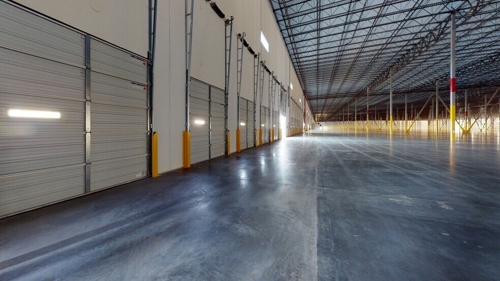 More Photos Of 3715 US Hwy 51, Southaven Distribution For Lease