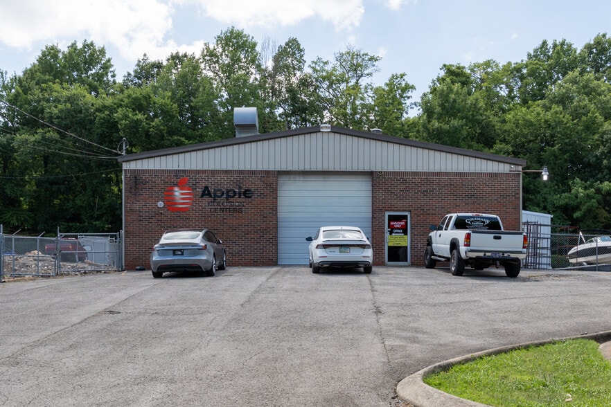 More Photos Of 103-107 Mallard Dr, Hendersonville Warehouse For Sale