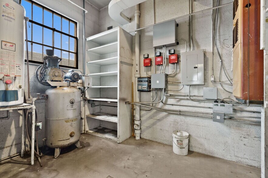 More Photos Of 1822 Logan Ave, Cheyenne Service For Sale