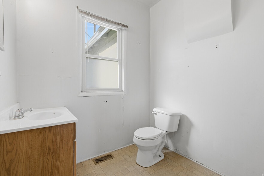 More Photos Of 869 W Center St, Provo Flex For Sale