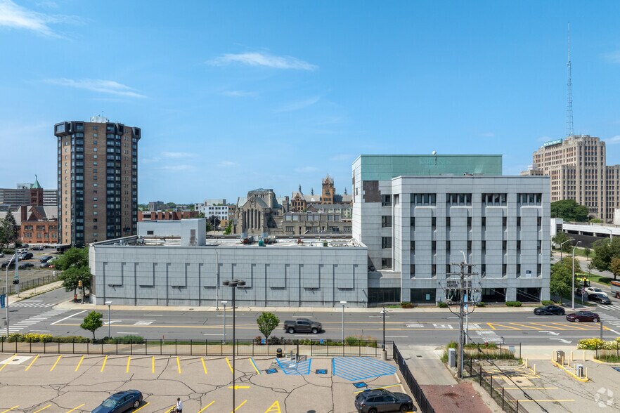 More Photos Of 110 E Warren Ave, Detroit Medical For Lease
