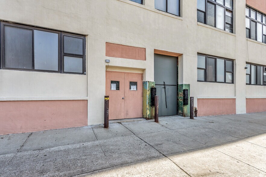 More Photos Of 33-01 Queens Blvd, Long Island City Warehouse For Lease
