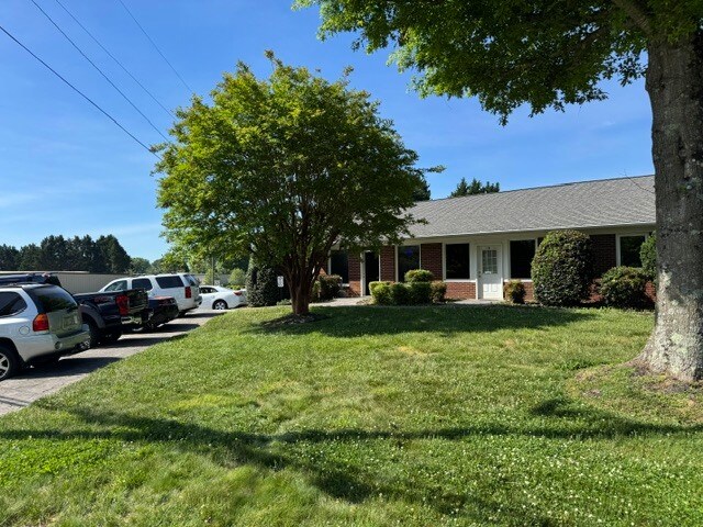 More Photos Of 4909 Boone Trl, Millers Creek Flex For Sale