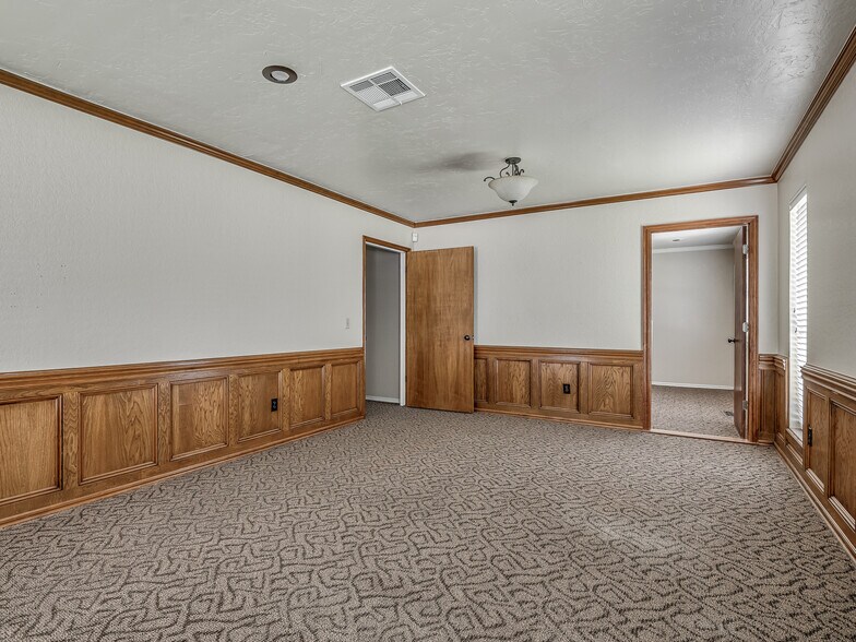 More Photos Of 525 Tower Dr, Moore Office For Lease