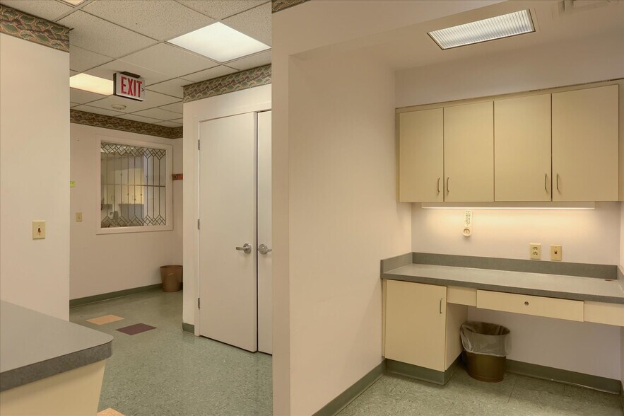 More Photos Of 1784 4th Ave, York Office For Sale