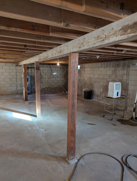 More Photos Of 340 Elm St E, Canova Sports And Entertainment For Sale