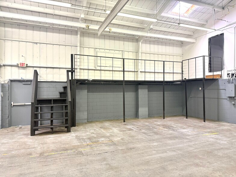 More Photos Of 3147 NE California St, Minneapolis Warehouse For Lease