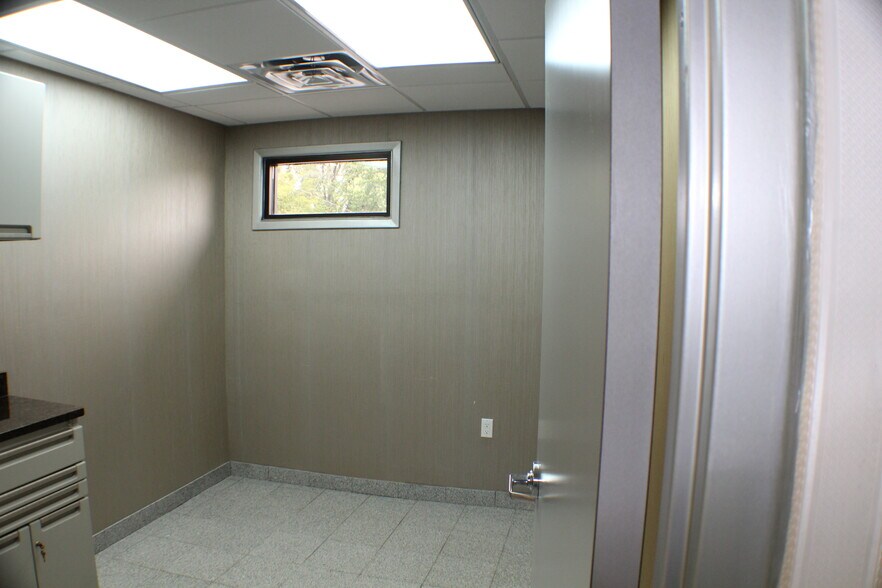 More Photos Of 1637 N Eastman Rd, Kingsport Office For Lease