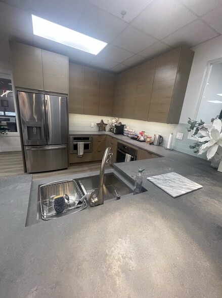 More Photos Of 8500 Bluffstone Cv, Austin Office For Sale