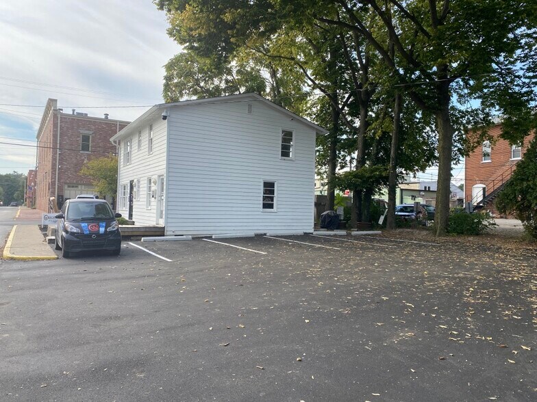 More Photos Of 60-70 E Oak St, Zionsville Loft Creative Space For Lease