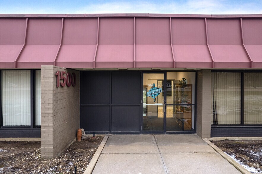 More Photos Of 1500 Hicks Rd, Rolling Meadows Warehouse For Lease