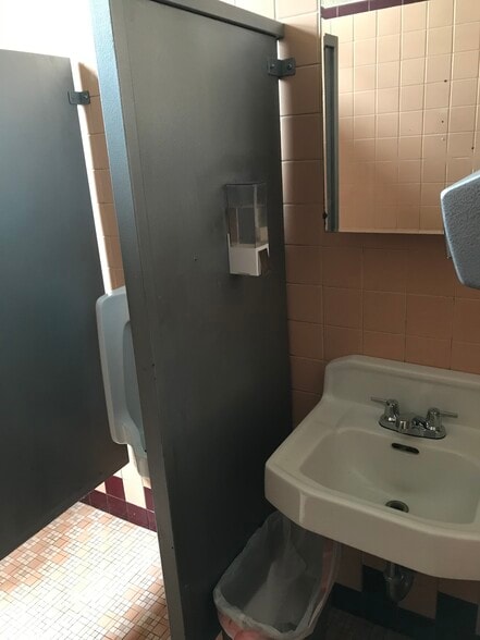 More Photos Of 4616 W Fullerton Ave, Chicago Light Manufacturing For Sale