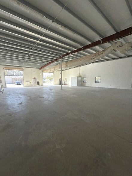 More Photos Of 4366 Louis Ave, Holiday Warehouse For Lease