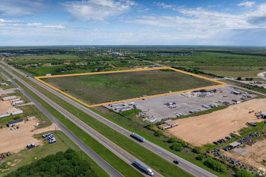 More Photos Of 35 & Interstate 35 Business, Dilley Land For Lease