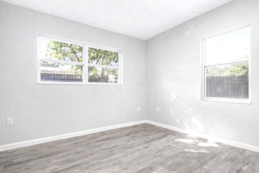 More Photos Of 1313 Croton Rd, Melbourne Office Residential For Lease