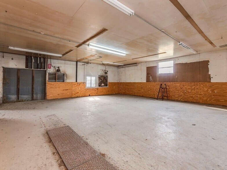 More Photos Of 185 S Titus St, Giddings Freestanding For Sale