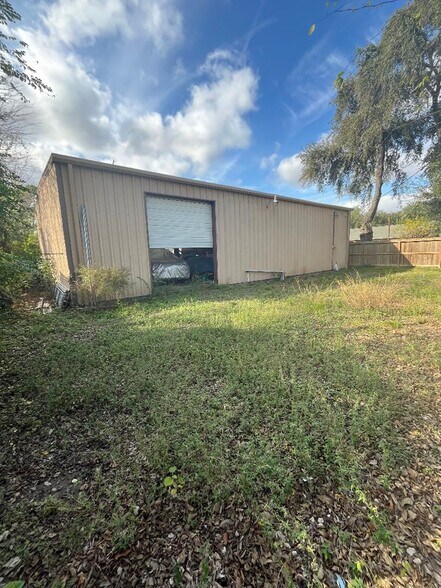 More Photos Of 11914 New Meadow Dr, Houston Light Manufacturing For Sale