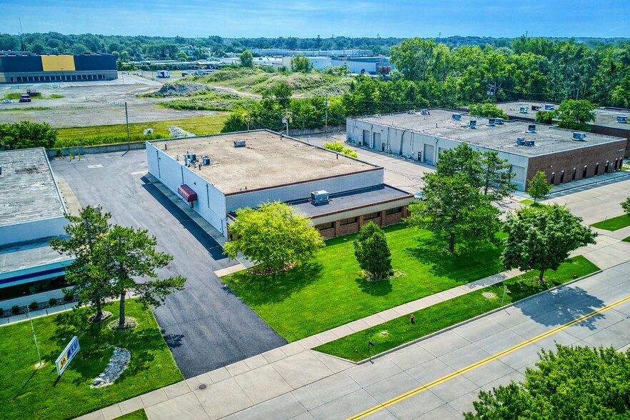More Photos Of 21238 Bridge St, Southfield Warehouse For Lease