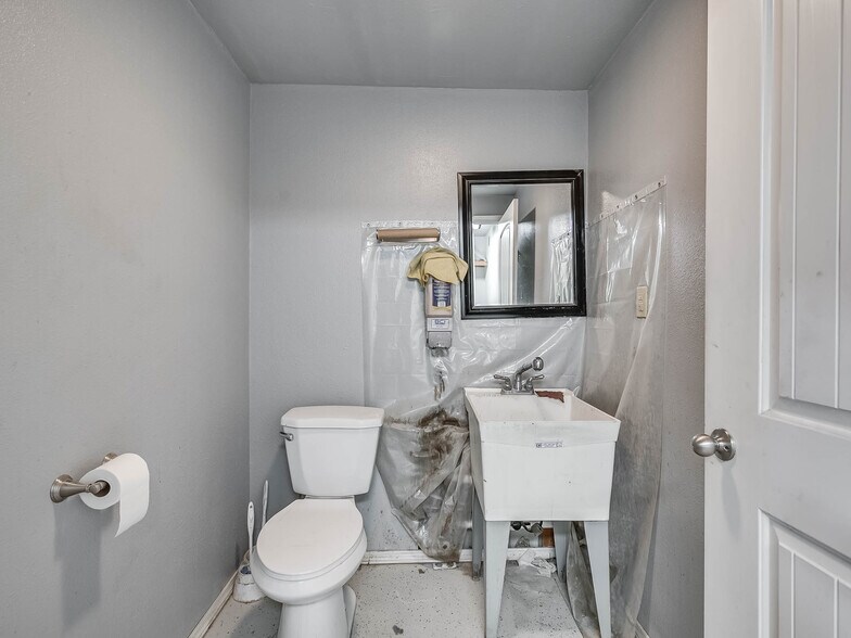 More Photos Of 6355 Boucher Dr, Edmond Showroom For Lease