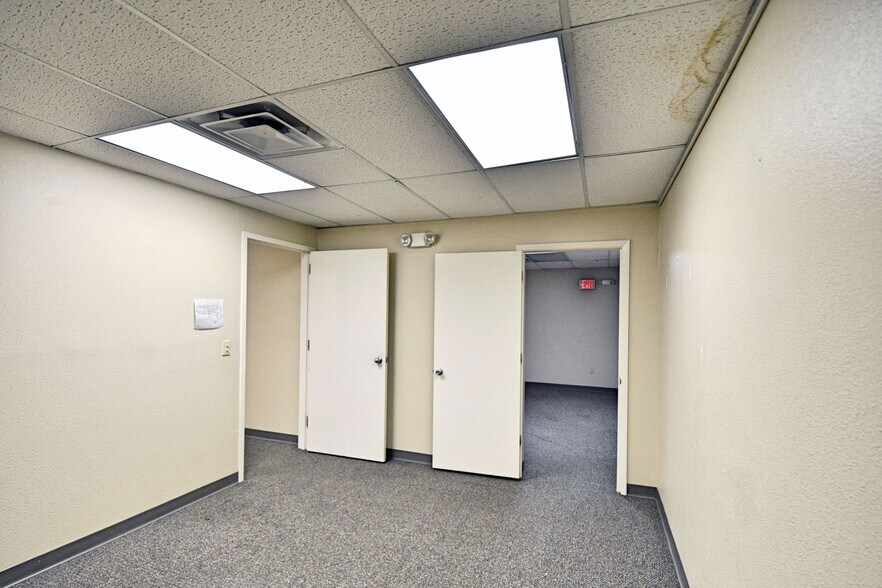 More Photos Of 109-111 N River St, Seguin Office For Sale