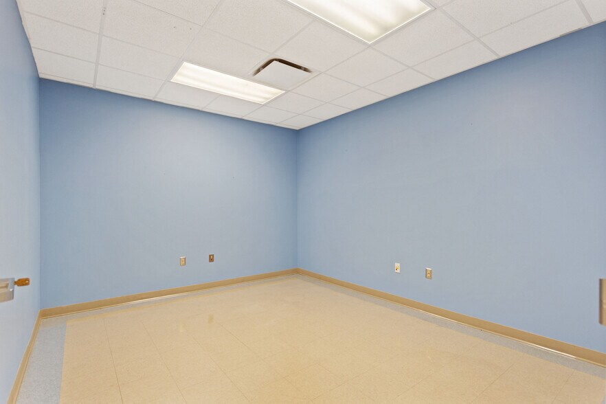 More Photos Of 2144 Duck Slough Blvd, New Port Richey Medical For Lease