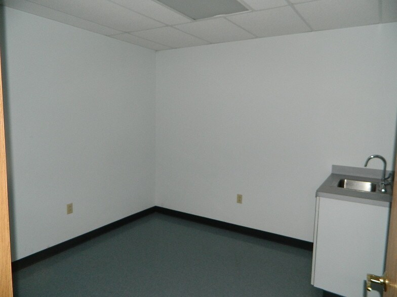 More Photos Of 941 Menoher Blvd, Johnstown Office For Sale