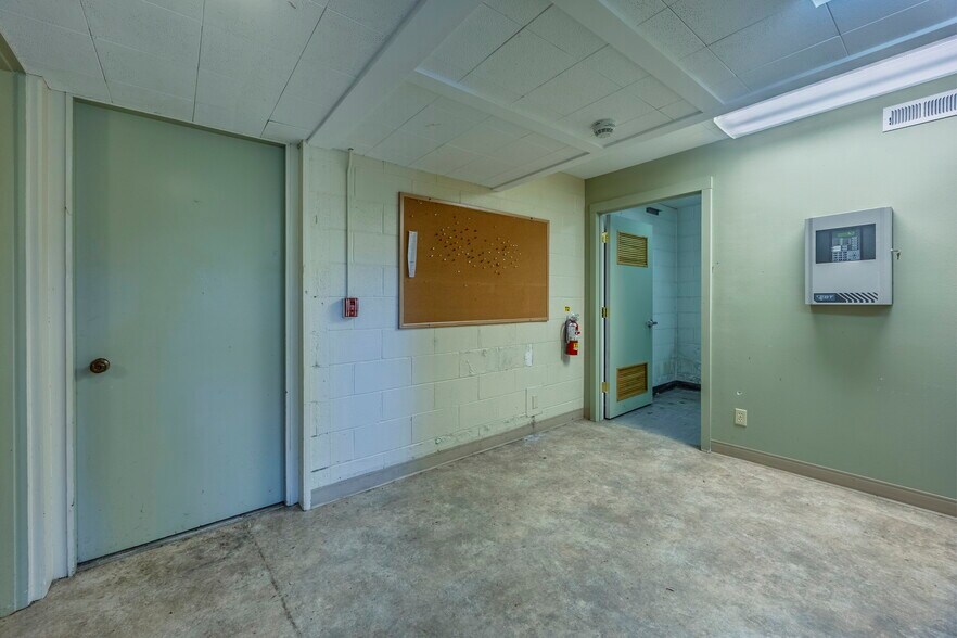 More Photos Of 210 NE Alder St, Toledo Office For Sale