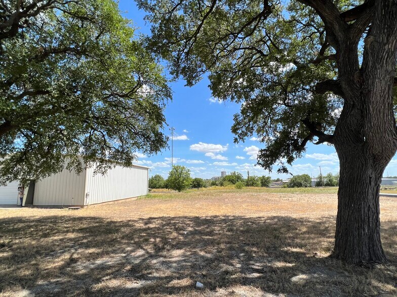 More Photos Of 408 E 2nd St, Taylor Warehouse For Lease