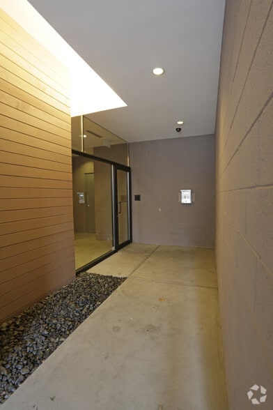 More Photos Of 2028 W Division St, Chicago Storefront Retail Residential For Lease