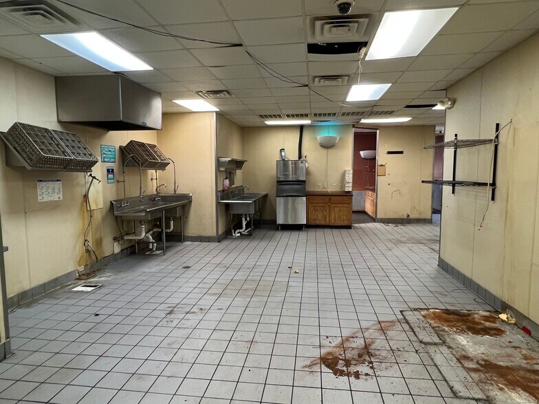 More Photos Of 798 W Us Highway 60, Monett Storefront For Sale