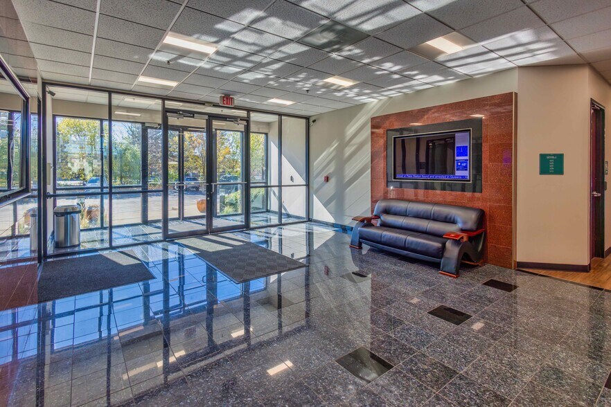 More Photos Of 1952 Mcdowell Rd, Naperville Business Park For Lease