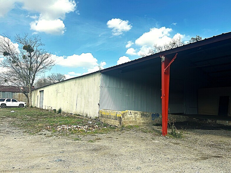 More Photos Of 15023 Main St, Houston Warehouse For Lease