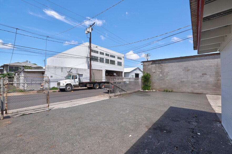 More Photos Of 1924 Democrat St, Honolulu Industrial For Sale