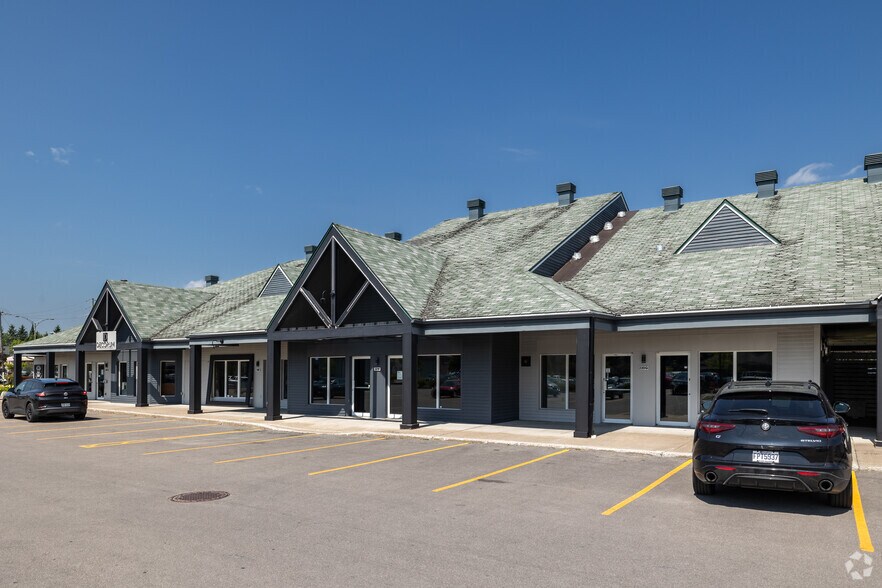 More Photos Of 220D Ch Du Lac-Millette, Saint-sauveur Freestanding For Lease