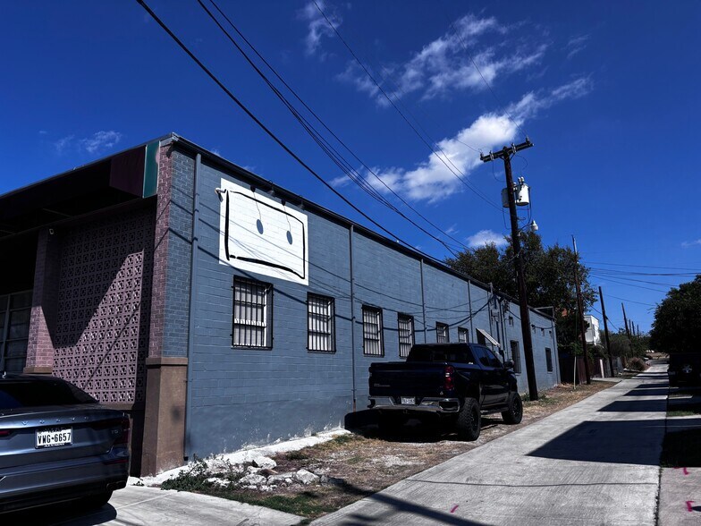 More Photos Of 718 N Cherry St, San Antonio Research And Development For Lease