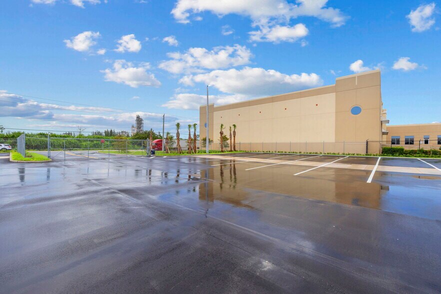 More Photos Of 10701 NW 122nd St, Medley Land For Lease