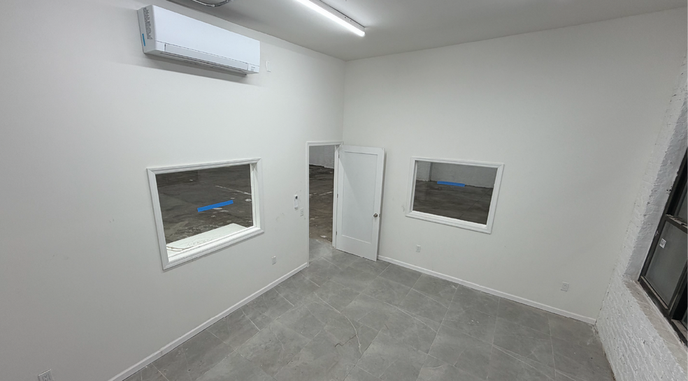 More Photos Of 3252 58th St, Woodside Distribution For Lease