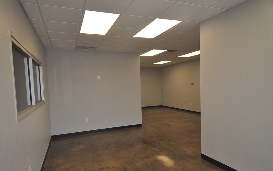 More Photos Of 1516 Falcon Dr, DeSoto Industrial For Lease