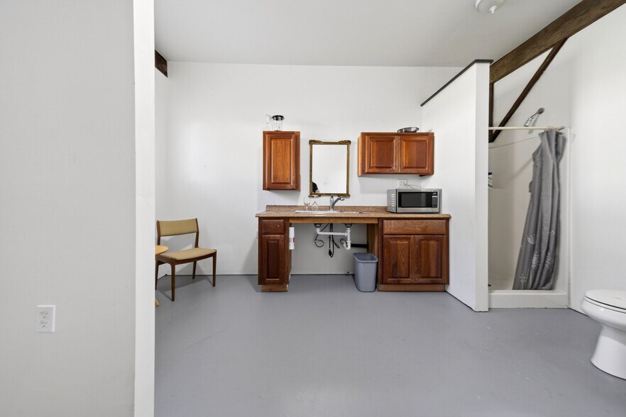More Photos Of 77231 Highway 101, Gardiner Storefront Retail Residential For Sale