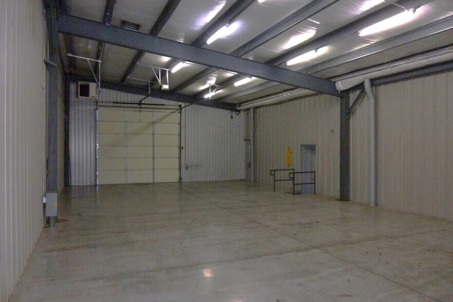 More Photos Of 115 Mary St, Johnson City Flex For Lease