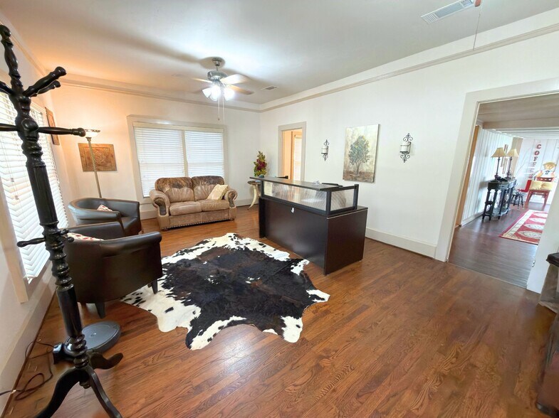 More Photos Of 902 W Pearl St, Granbury Office For Lease
