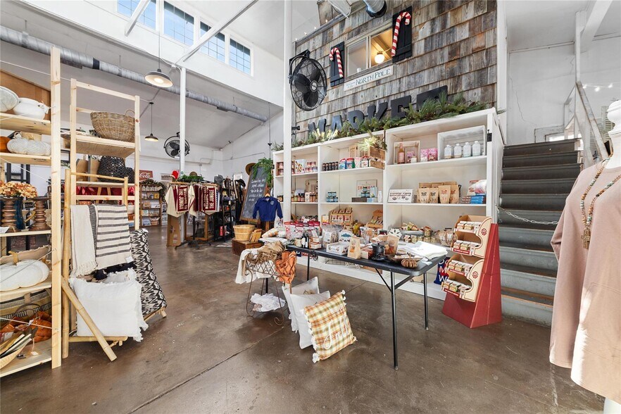 More Photos Of 508 N Center Ave, Brownwood Department Store For Sale