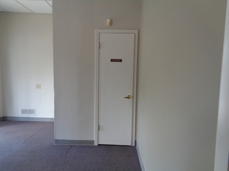More Photos Of 3903-3913 S Lynn Ct, Independence Office For Sale